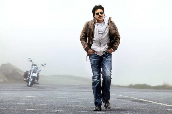 pawan kalyan,top directors,ss rajamouli,vv vinayak,pawan kalyan movies,remakes  టాప్‌ డైరెక్టర్లతో పవన్‌ ఎందుకు చేయడు..?